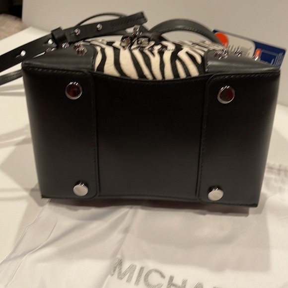 Michael Kors Mercer Gallery striped Convertible Bucket Shoulder Bag or crossbody - Picture 8 of 12